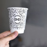 Individuell bedruckter doppelwandiger 240 ml Pappbecher mit 'Dan & Decarlo' Logo