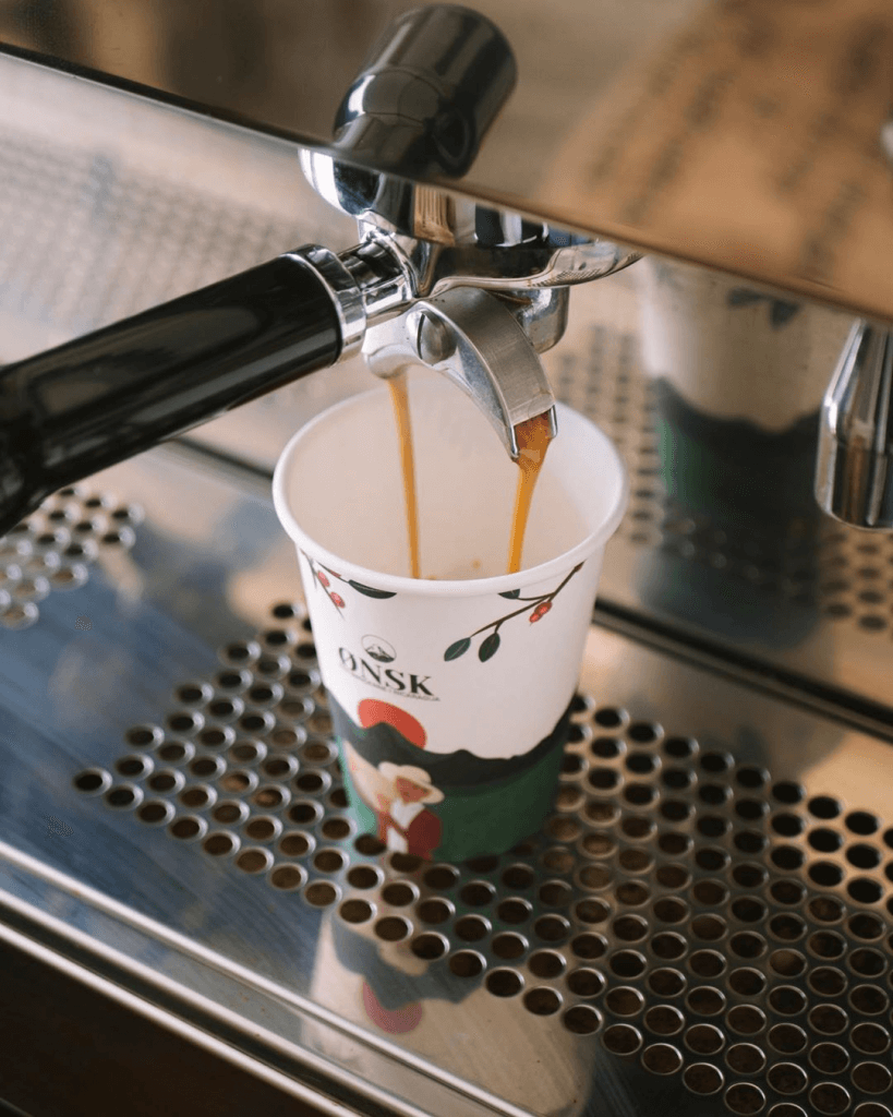 Die 7 Top Tips beim Gestalten von To Go Verpackungen | Limepack onsk paper cups with coffee